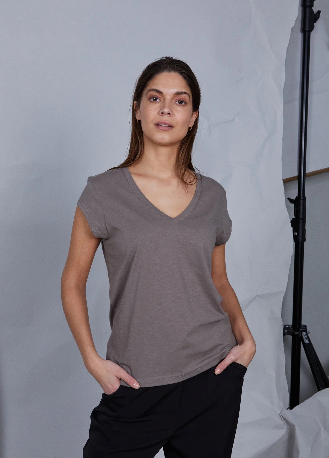 Coster Copenhagen - Heart Basic V Neck T Shirt - Dark Mud