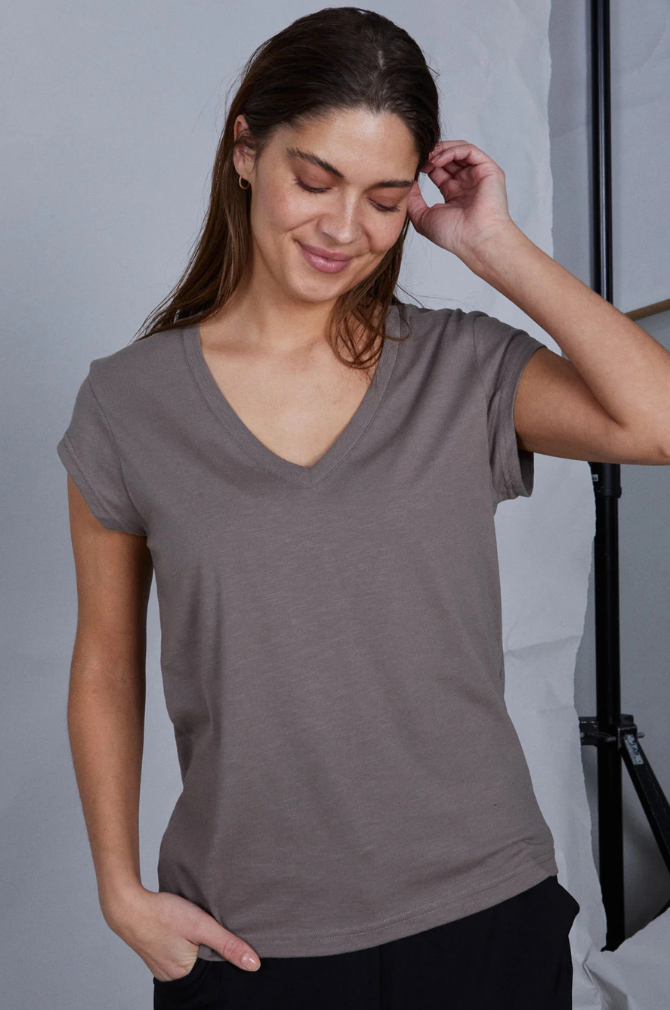 Coster Copenhagen - Heart Basic V Neck T Shirt - Dark Mud