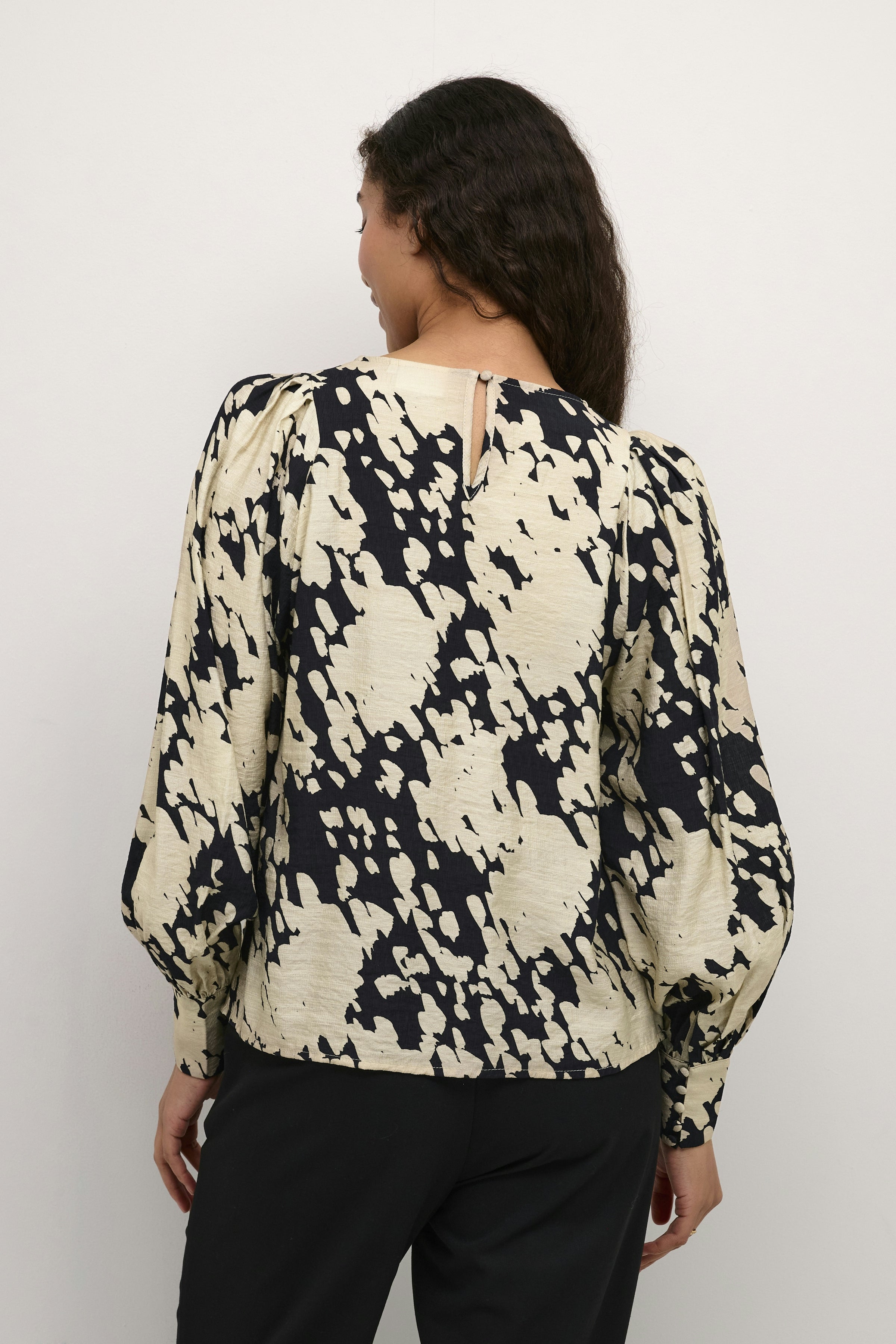 Kaffe - KAlouise Blouse - Black Sand Graphic Cloud